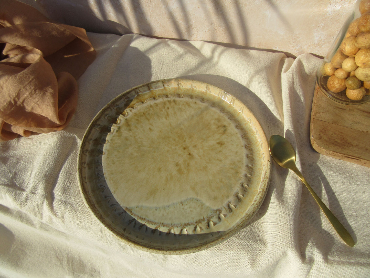 Assiette SOLEIL texturée en grès