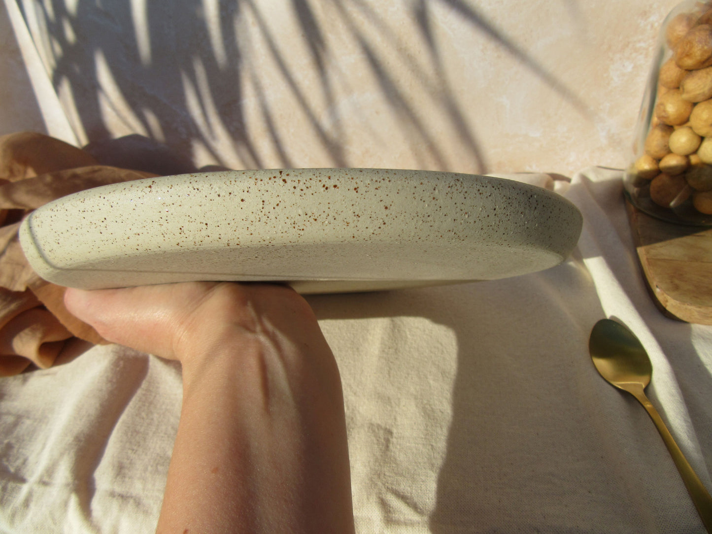 Assiette SOLEIL texturée en grès