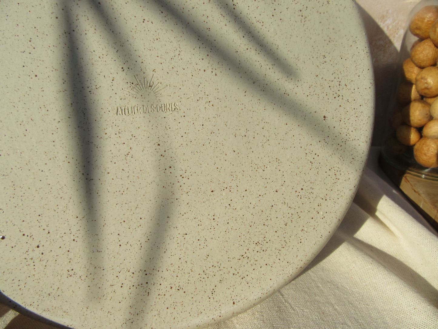 Assiette SOLEIL texturée en grès