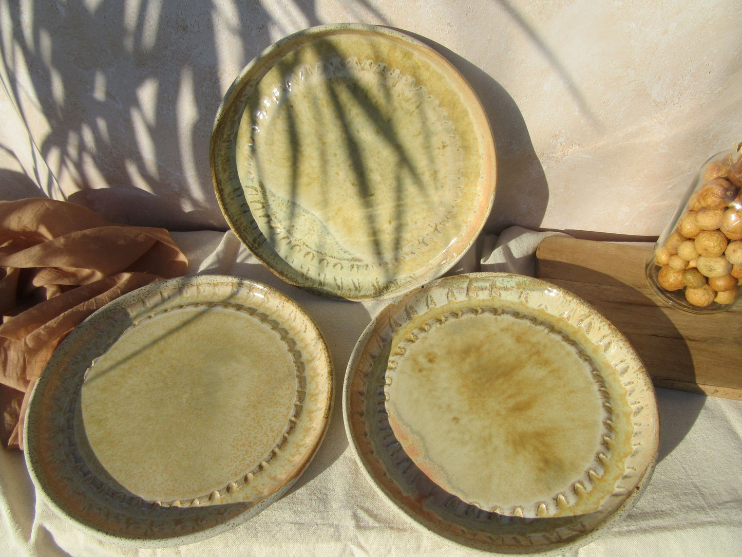 Assiette SOLEIL texturée en grès