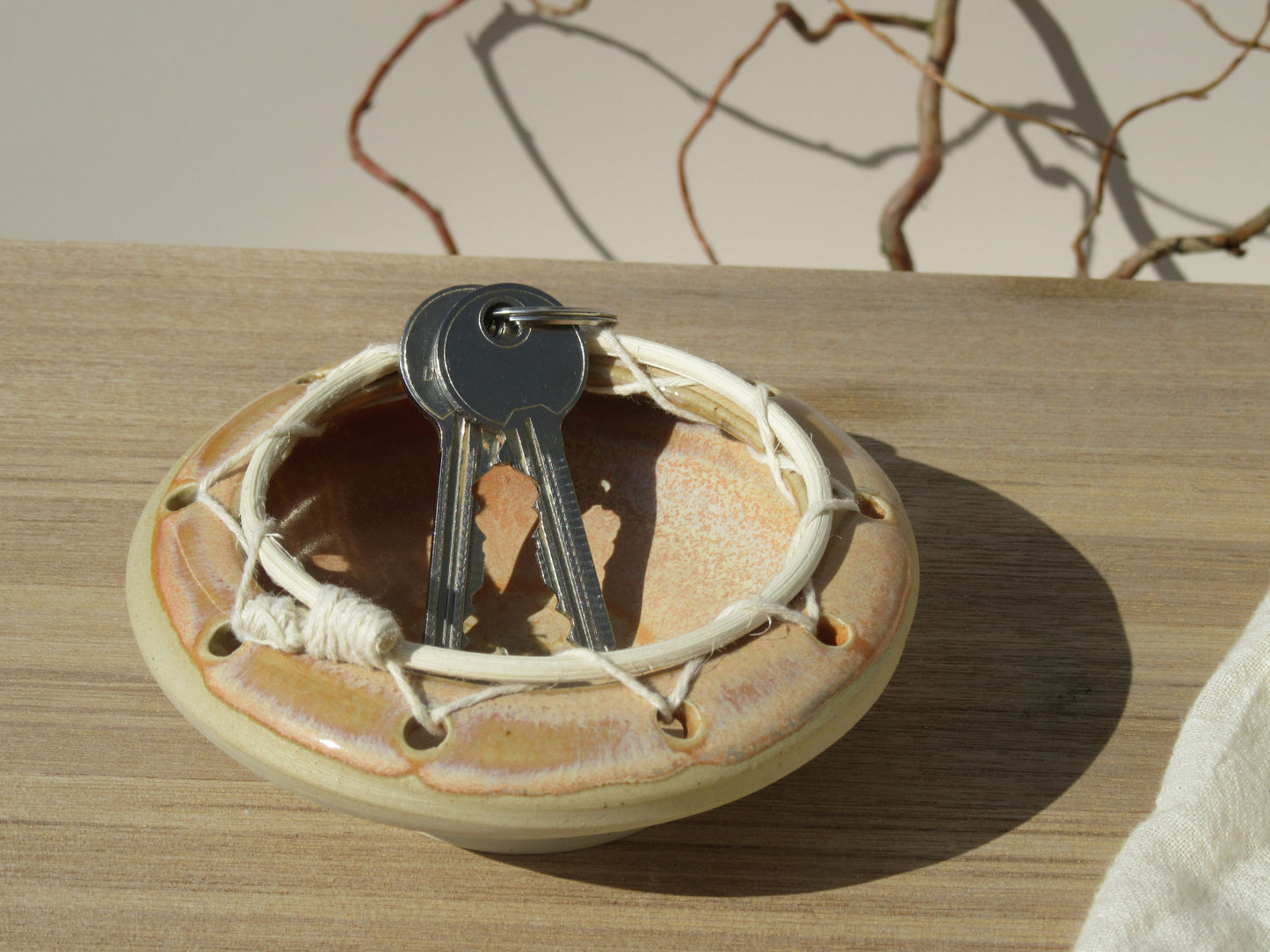 Vide-poche DUNE en grès et vannerie