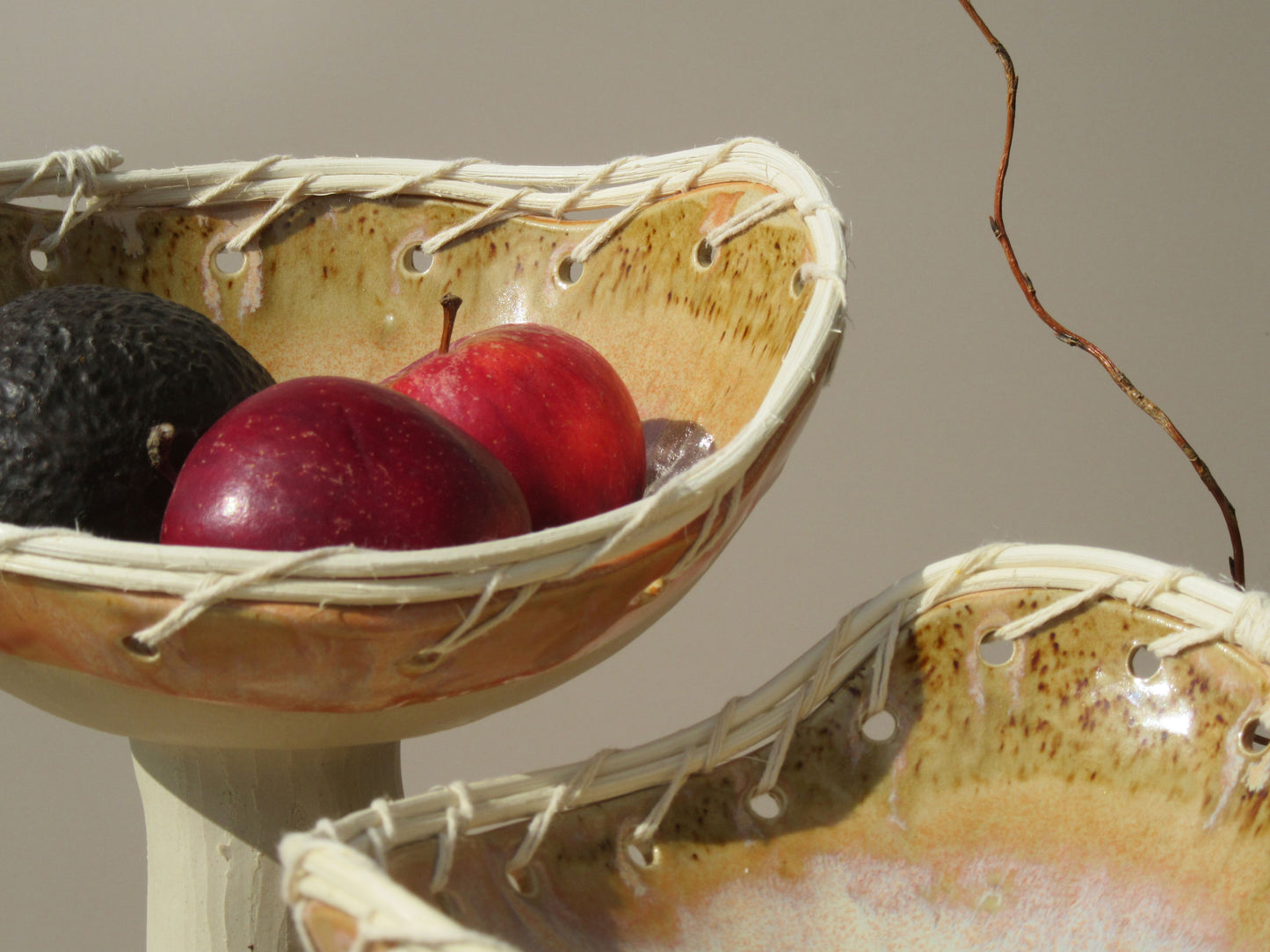 Corbeilles à fruits sur pied DUNE en grès et vannerie