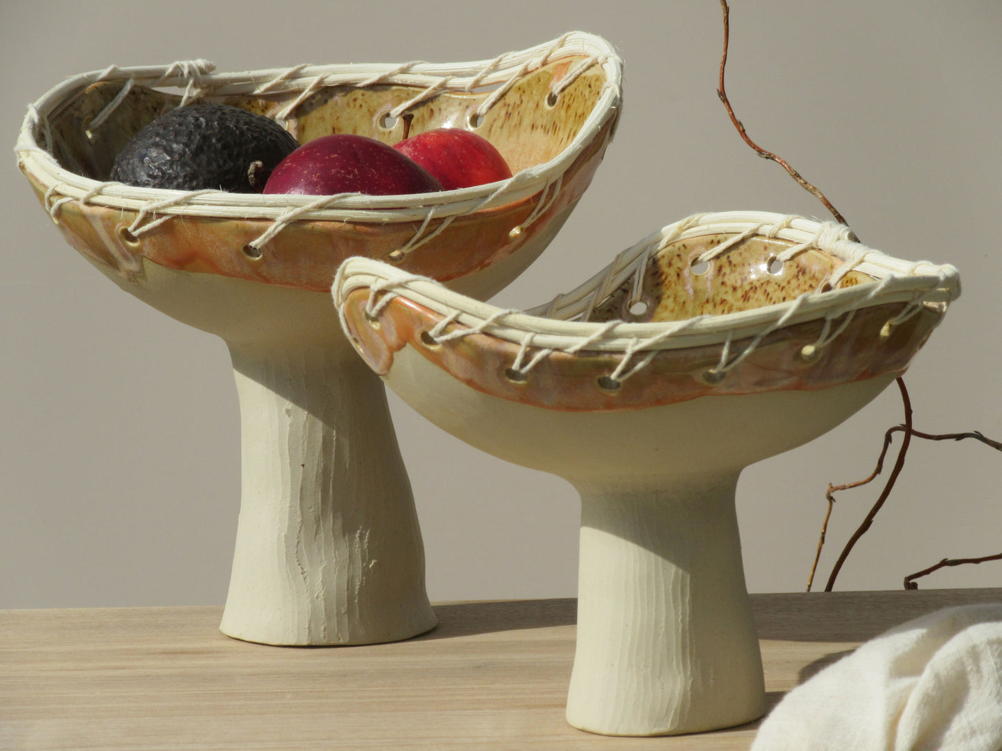 Corbeilles à fruits sur pied DUNE en grès et vannerie