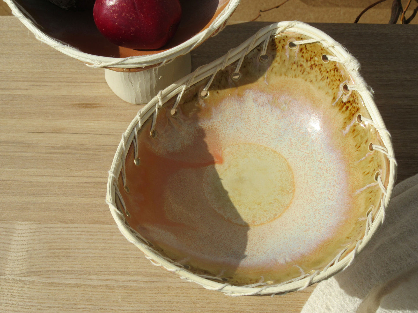 Corbeilles à fruits sur pied DUNE en grès et vannerie