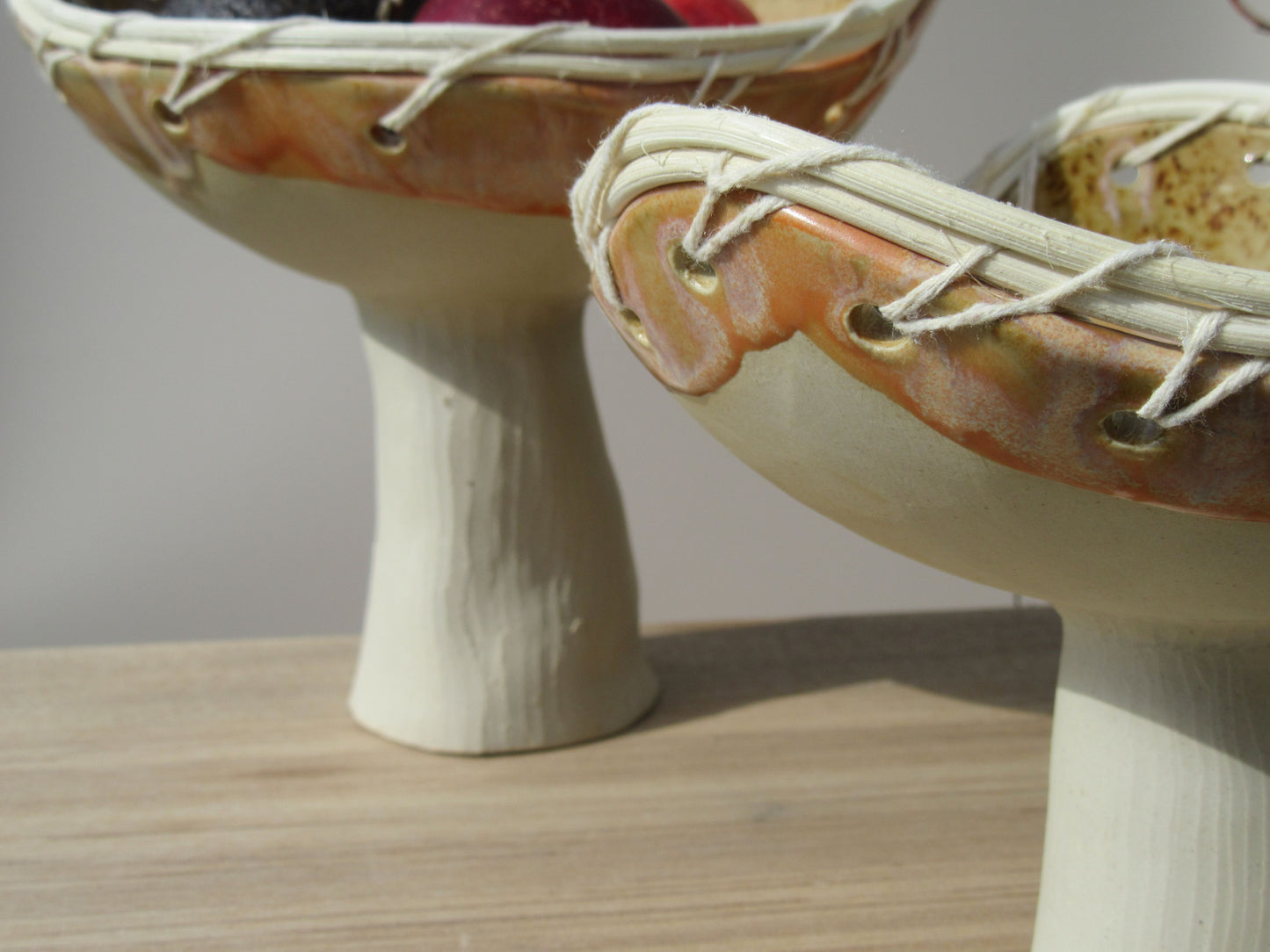 Corbeilles à fruits sur pied DUNE en grès et vannerie