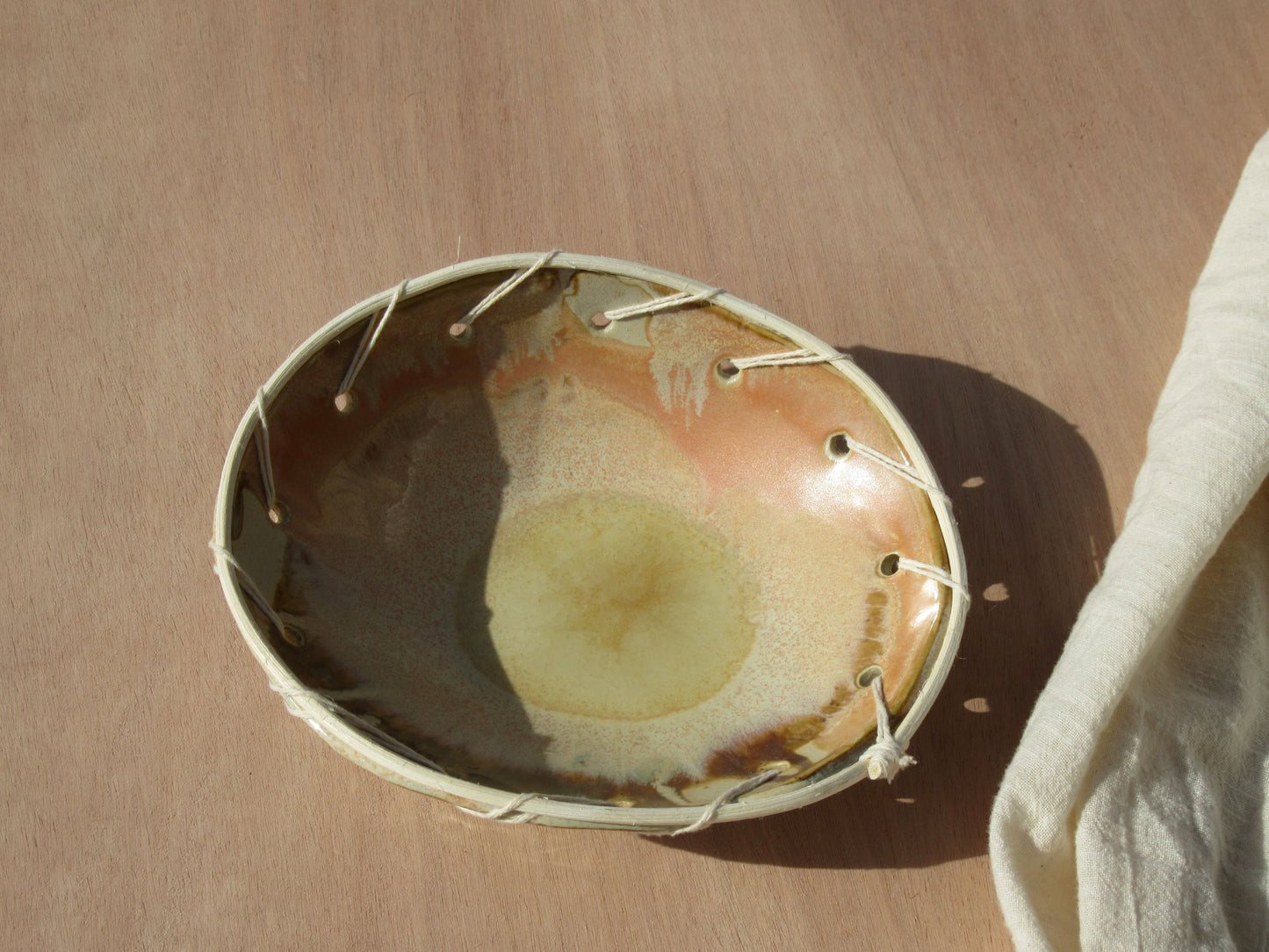 plats décoratifs DUNE en grès et vannerie