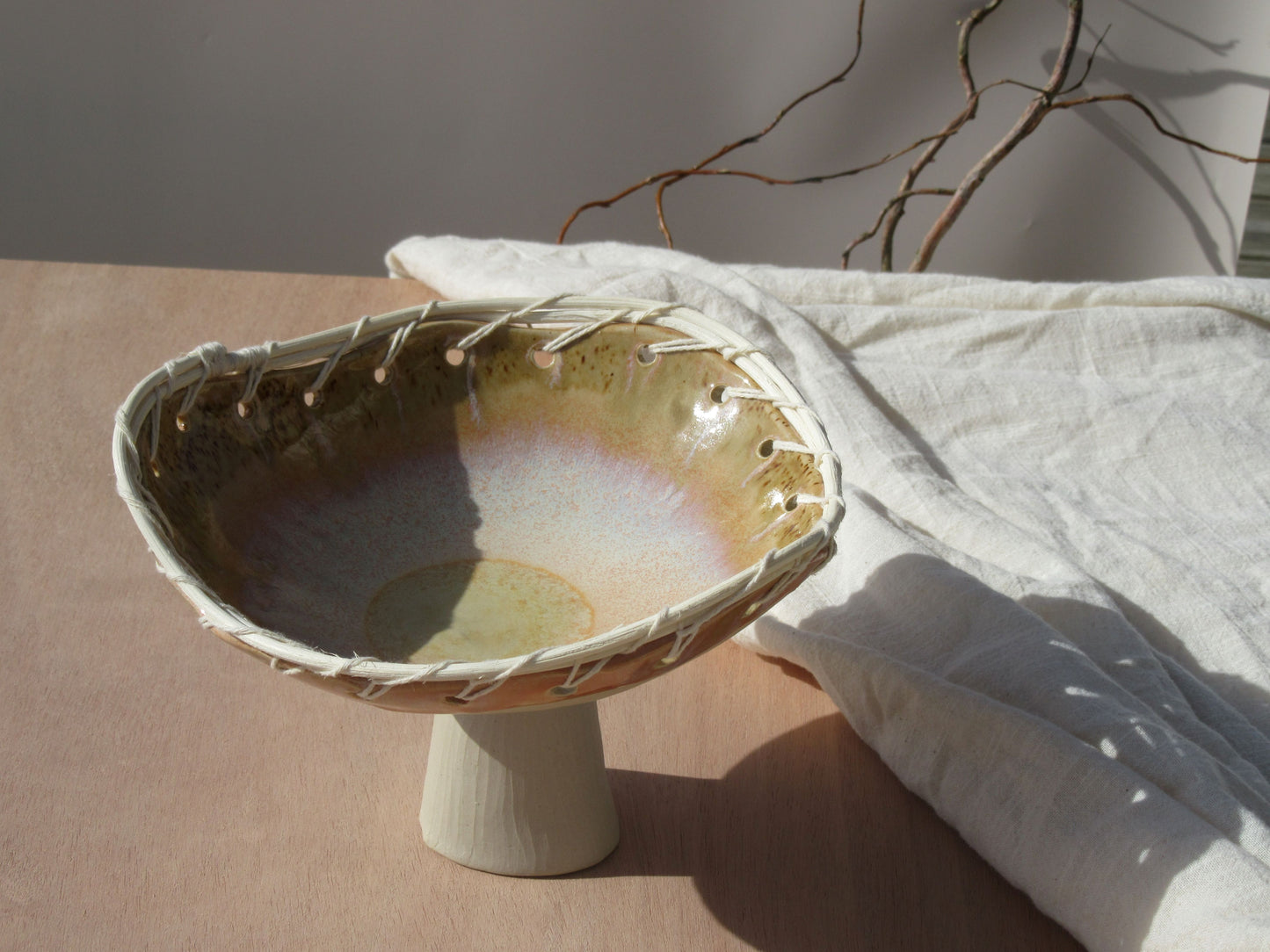 Corbeilles à fruits sur pied DUNE en grès et vannerie