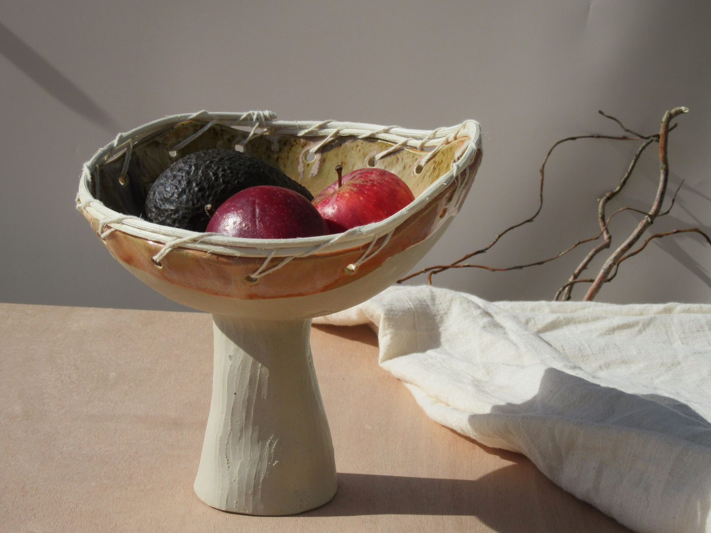 Corbeilles à fruits sur pied DUNE en grès et vannerie