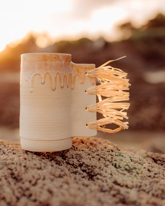 Soleil du Rivage – Vase cylindrique avec anse et raphia | Poterie artisanale